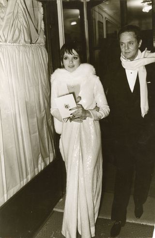 Liza Minnelli Original 1970s U.S. Silver Gelatin Single-Weight Photo Alternate Image